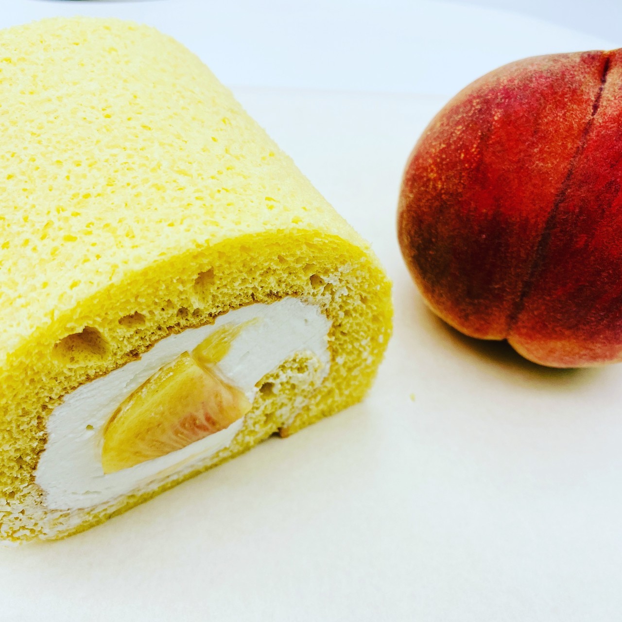桃：高級：ふわふわロールケーキ専門店（狭山市）